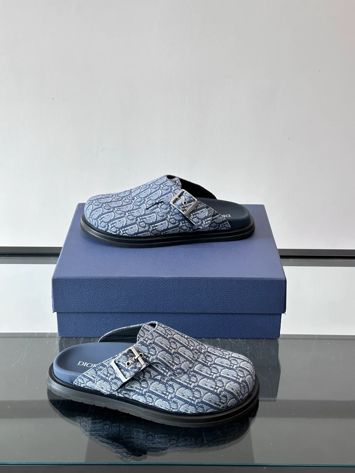 p340 "Dio＊" Brand new mules are available. I think cap-toe mules are really cool for boys. They are Dior's most classic oblique print and are fashionable and comfortable. These Dior Aqua mules combine modern style and classic design. Beige and black Oblique printed fabric upper with adjustable straps and a metal-clad copper alloy Dior buckle for added style. Paired with black leather, rubber and EVA notch soles, they can be easily paired with a variety of casual outfits. size: 38-45 (45 customized)